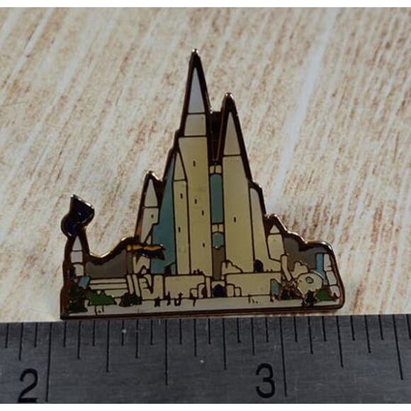 1986 St. Paul, Minnesota Winter Carnival Centennial Ice Palace Pin - Picture 3 of 3